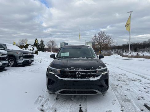 Used 2024 Volkswagen Taos SE image 2