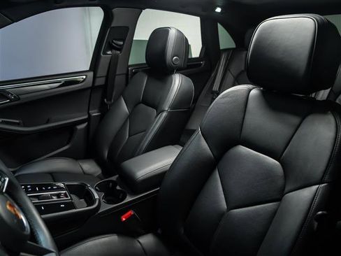 Certified 2026 Porsche Macan AWD/4WD image 5
