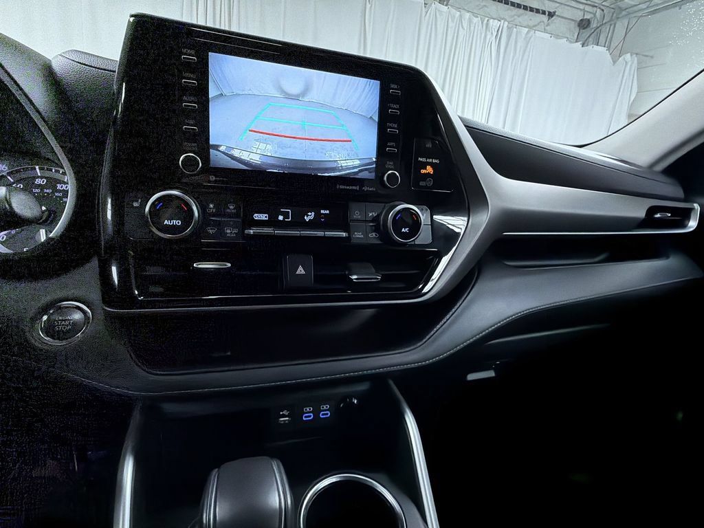 Used 2022 Toyota Highlander XLE AWD/4WD image 14