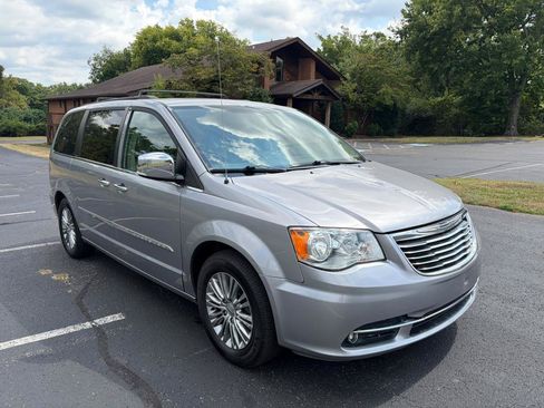 Used 2016 Chrysler Town & Country Touring-L FWD image 3