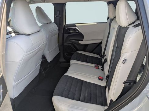 New 2026 Mitsubishi Outlander SE FWD image 13