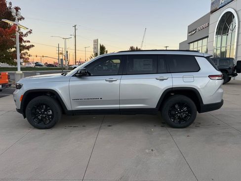 New 2025 Jeep Grand Cherokee L Altitude image 11