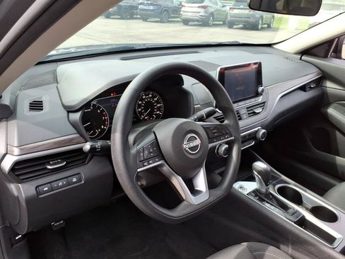 Used 2024 Nissan Altima 2.5 SV FWD image 6