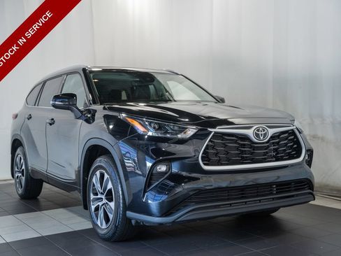 Used 2022 Toyota Highlander XLE AWD/4WD image 1