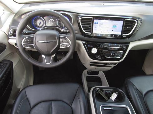 Used 2024 Chrysler Pacifica Touring-L image 18