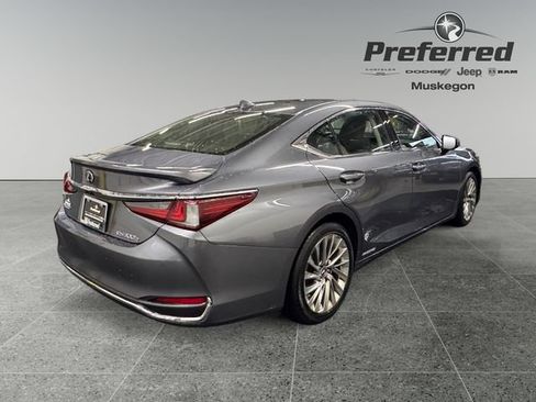 Used 2019 Lexus ES 300h w/ Accessory Package FWD image 17