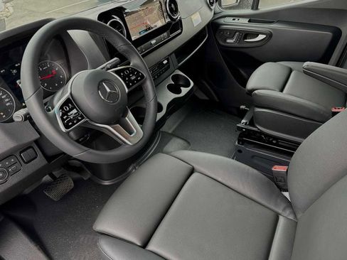 Used 2024 Mercedes-Benz Sprinter 2500 image 9