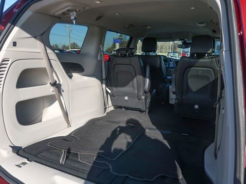 Used 2023 Chrysler Pacifica Touring-L image 14