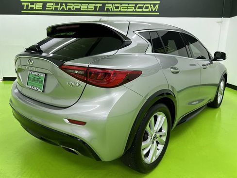 Used 2017 INFINITI QX30 FWD image 10