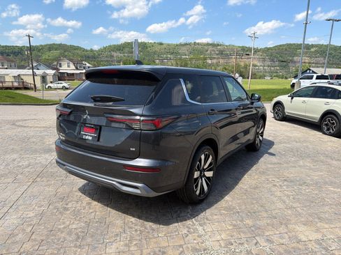 Used 2025 Mitsubishi Outlander SE FWD image 8