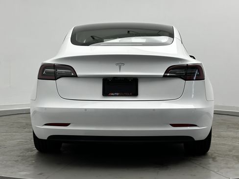 Used 2021 Tesla Model 3 Standard Range Plus image 8