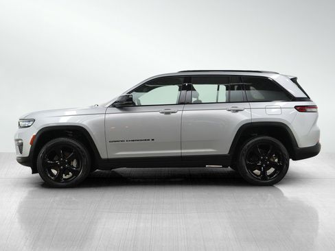 Used 2024 Jeep Grand Cherokee Limited w/ Black Appearance Package AWD/4WD image 2