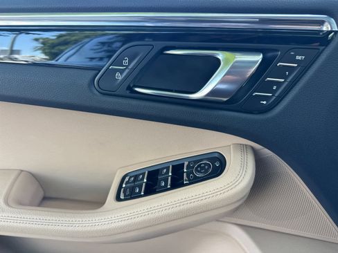 Certified 2025 Porsche Macan AWD/4WD image 12
