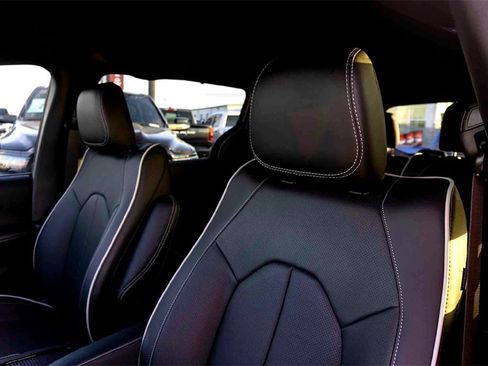 New 2026 Chrysler Pacifica Limited image 9