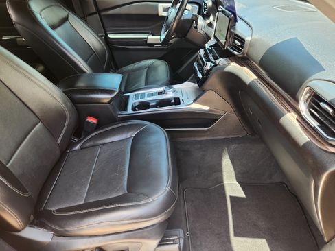 Certified 2022 Ford Explorer Limited w/ Equipment Group 301A RWD image 9