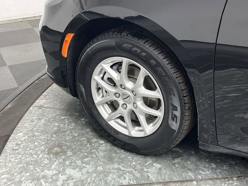 Used 2024 Chrysler Pacifica Touring-L image 32