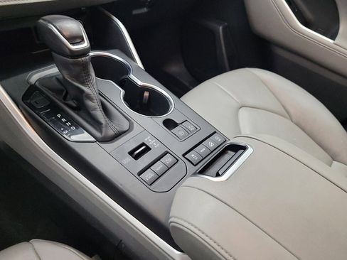 Used 2020 Toyota Highlander XLE image 26