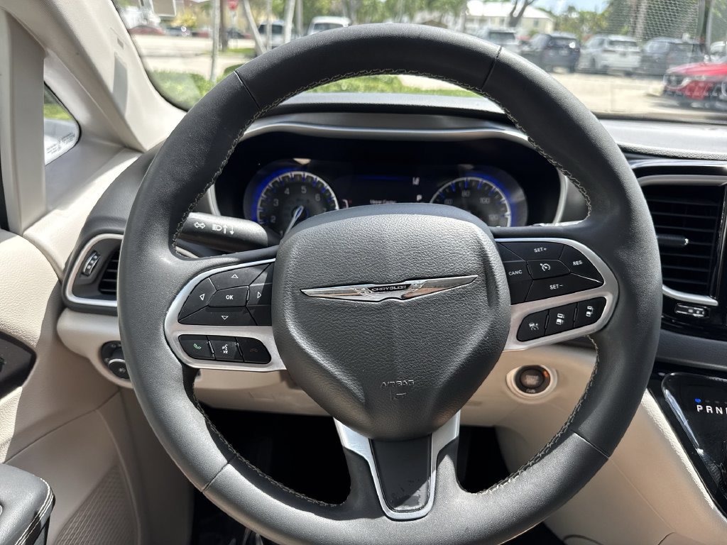 Used 2024 Chrysler Pacifica Touring-L FWD image 47