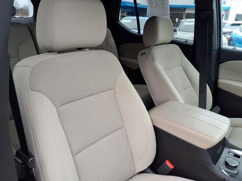 Used 2022 Chevrolet Traverse LS image 19