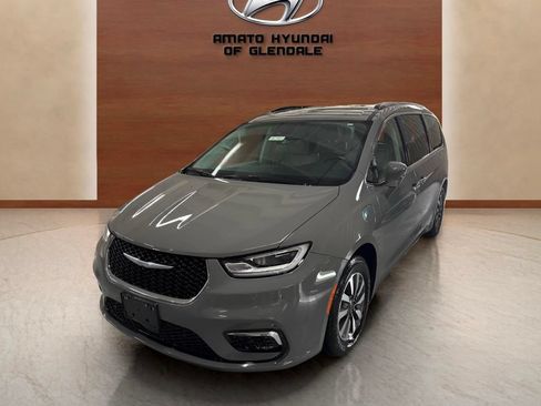 Used 2021 Chrysler Pacifica Touring-L FWD image 2