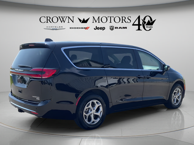 Used 2024 Chrysler Pacifica Limited w/ Trailer Tow Group AWD/4WD image 5