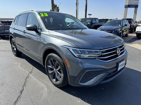 Used 2023 Volkswagen Tiguan SE w/ Panoramic Sunroof Package FWD image 2