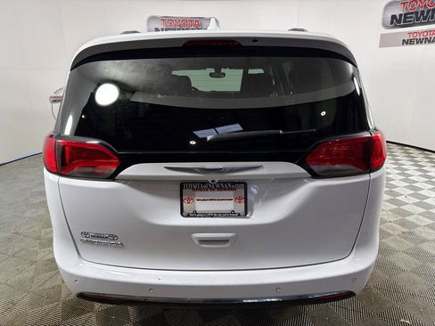 Used 2019 Chrysler Pacifica Touring-L FWD image 4