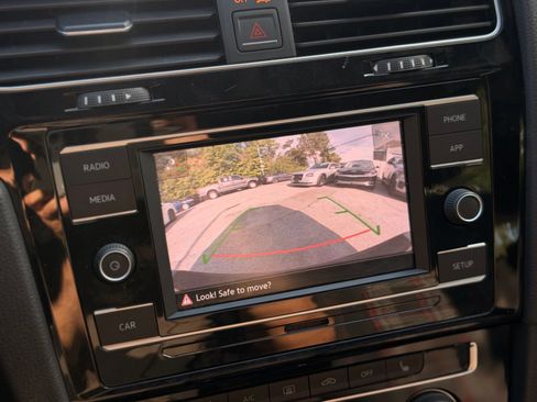 Used 2018 Volkswagen GTI SE FWD image 33