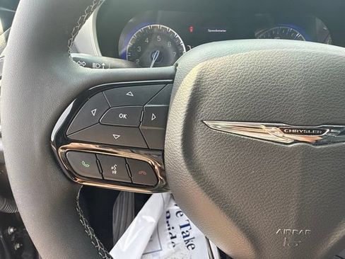 Used 2022 Chrysler Pacifica Touring-L w/ Uconnect Theater Family Group AWD/4WD image 19