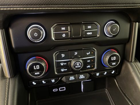 Used 2024 Chevrolet Suburban Premier image 31