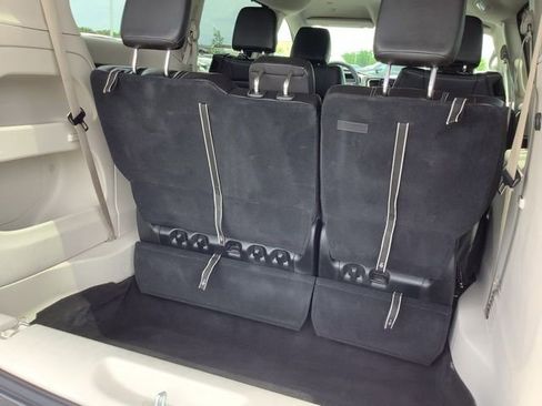 Used 2023 Chrysler Pacifica Touring-L image 10