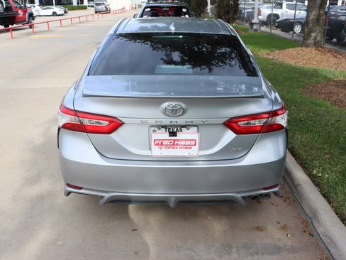 Used 2020 Toyota Camry SE image 8