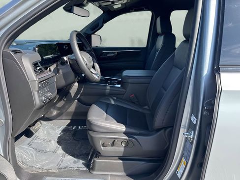 Used 2025 Chevrolet Suburban Z71 image 9