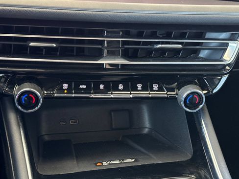 Used 2025 Chevrolet Traverse LT FWD image 33
