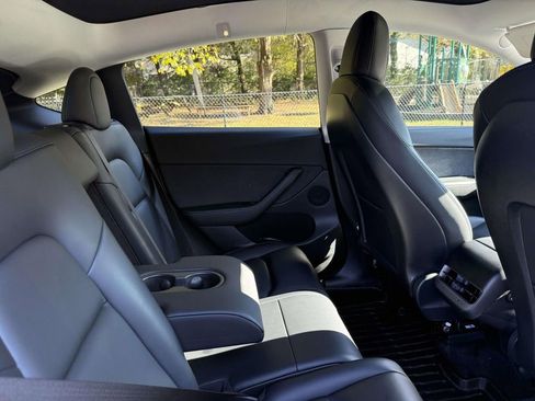 Used 2022 Tesla Model Y Long Range image 16