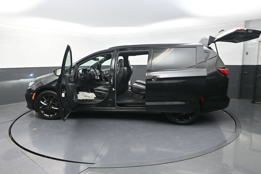 Used 2025 Chrysler Pacifica Limited FWD image 35