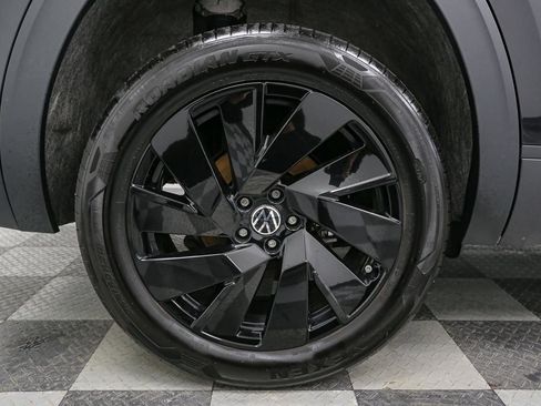 Used 2024 Volkswagen Atlas SE w/ Black Wheel Package image 18