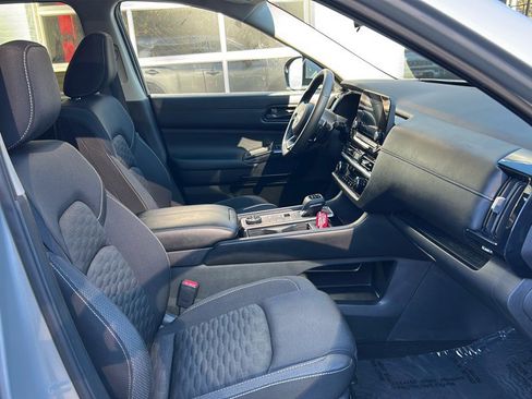 Used 2023 Nissan Pathfinder SV w/ SV Premium Package image 9