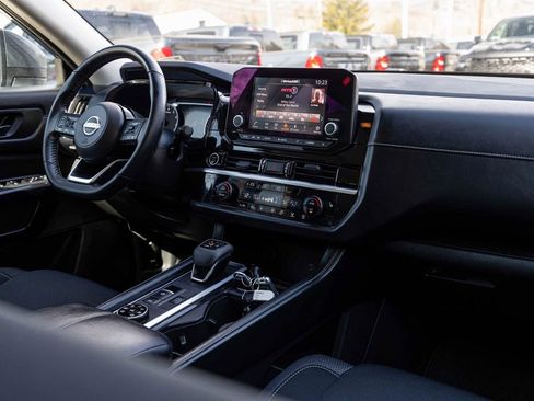 Used 2023 Nissan Pathfinder SV image 34