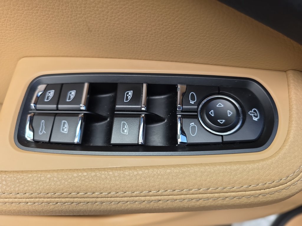 Used 2018 Porsche Macan AWD/4WD image 31