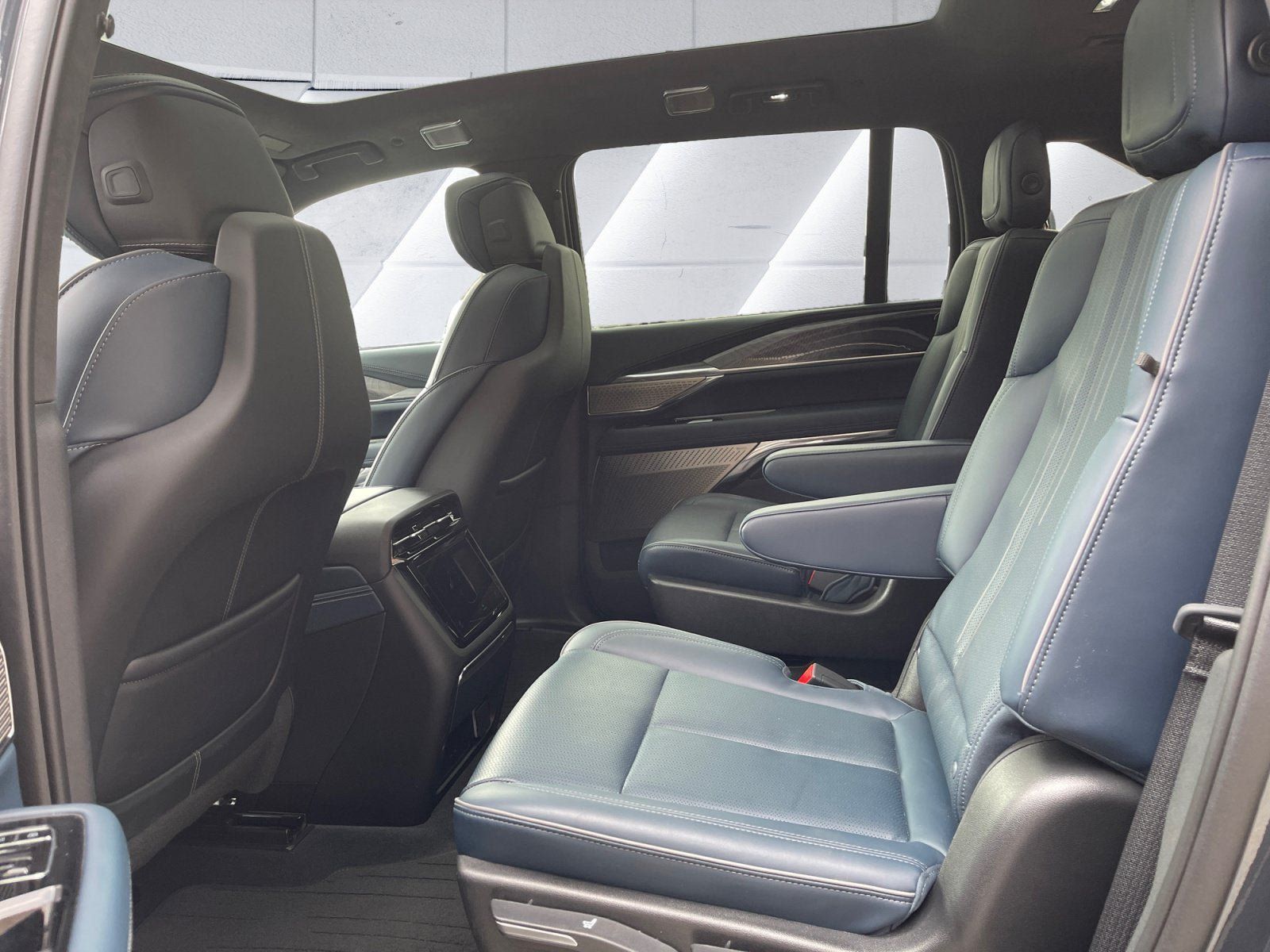 Certified 2025 Cadillac Escalade IQ Luxury 2 w/ LPO, Premium Carpet Package AWD/4WD image 14
