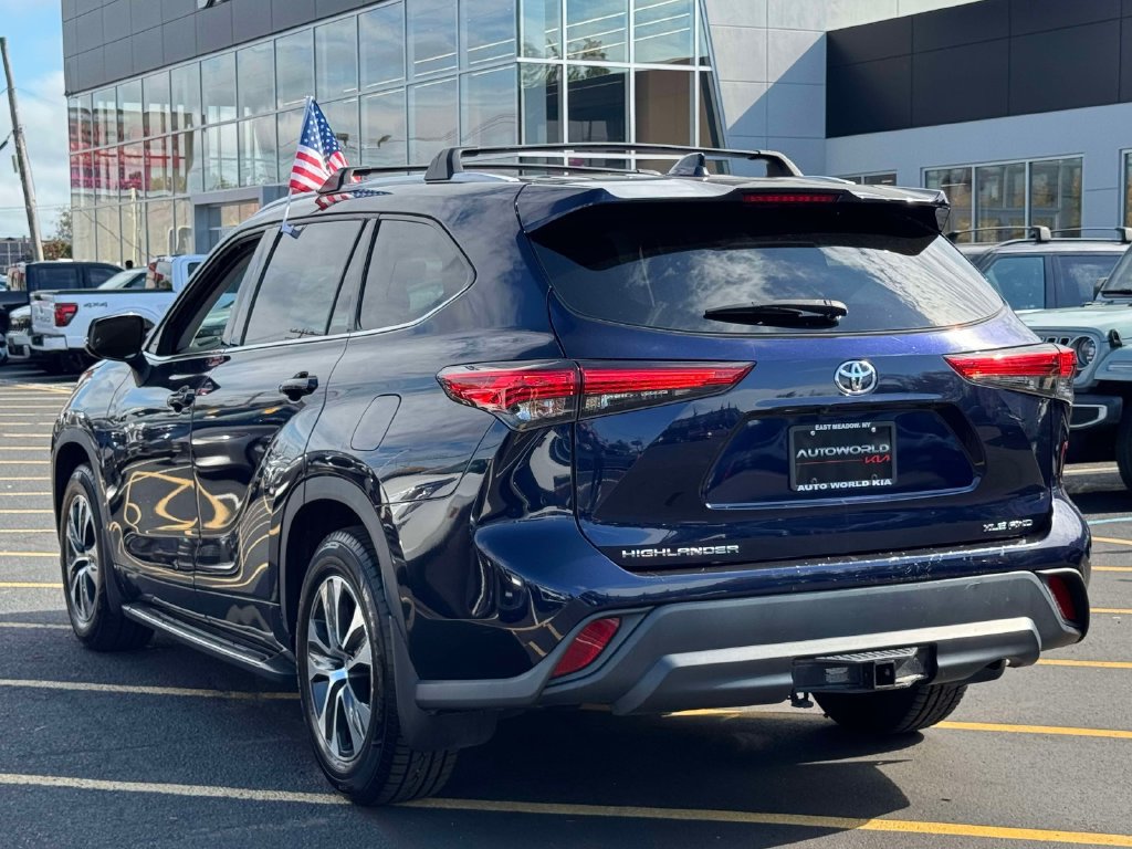 Used 2022 Toyota Highlander XLE AWD/4WD image 7