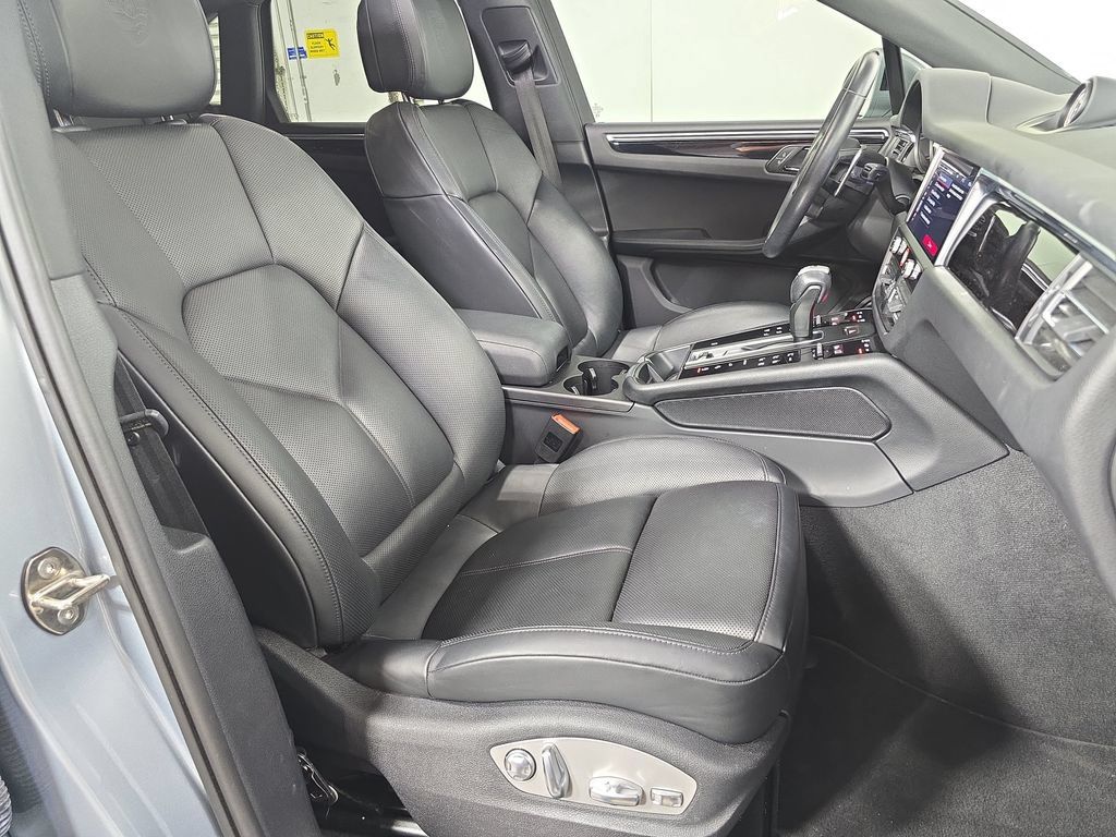 Certified 2023 Porsche Macan AWD/4WD image 27