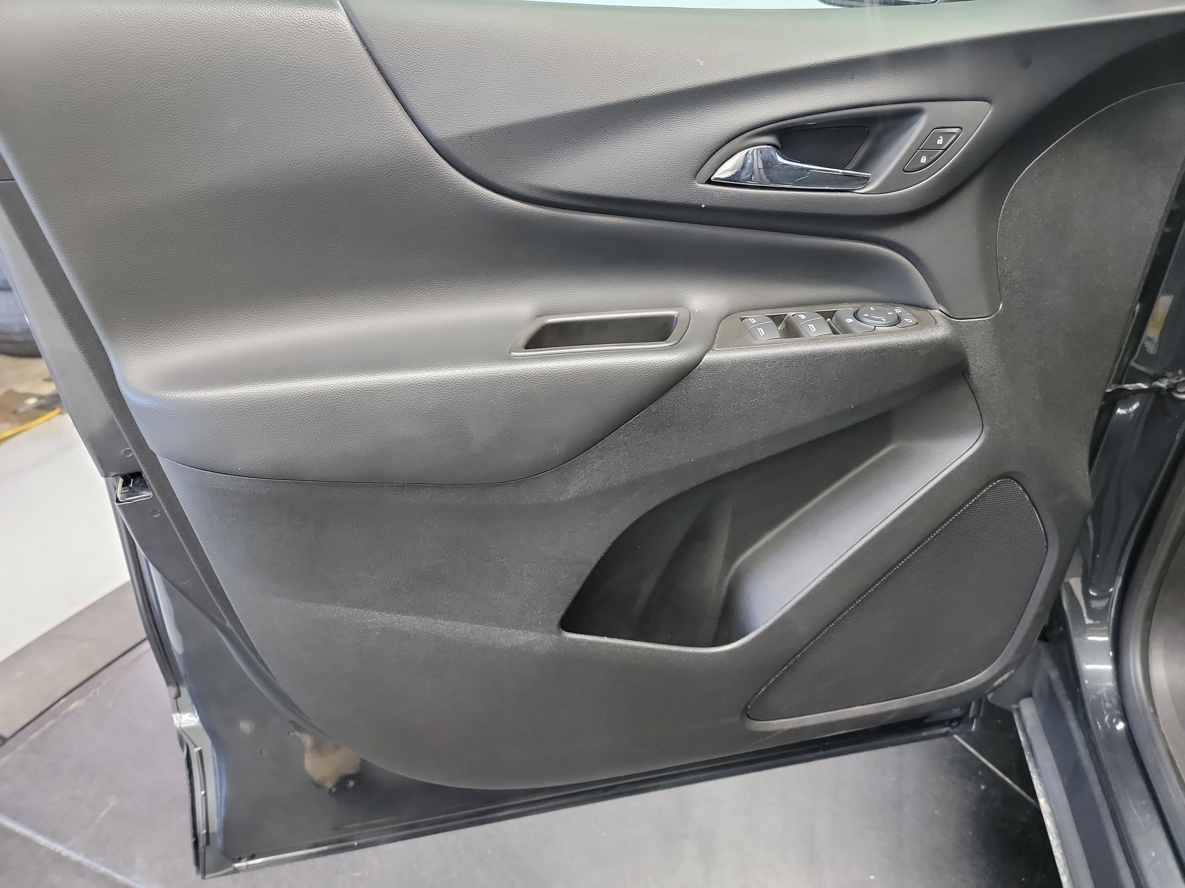 Used 2023 Chevrolet Equinox LT FWD image 13