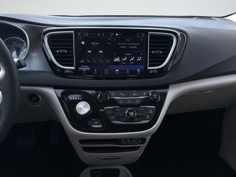 Used 2024 Chrysler Pacifica Touring-L image 31