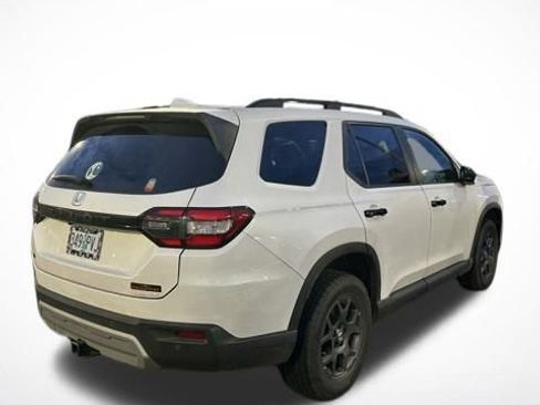 Used 2025 Honda Pilot TrailSport image 5