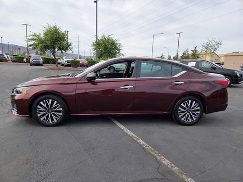 Used 2024 Nissan Altima 2.5 SV FWD image 3