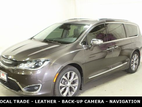 Used 2017 Chrysler Pacifica Limited image 2