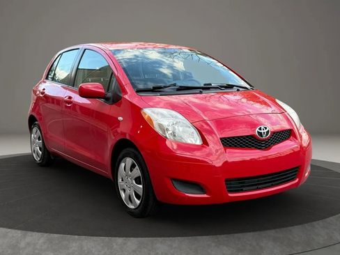 Used 2010 Toyota Yaris 4-Door Hatchback image 3