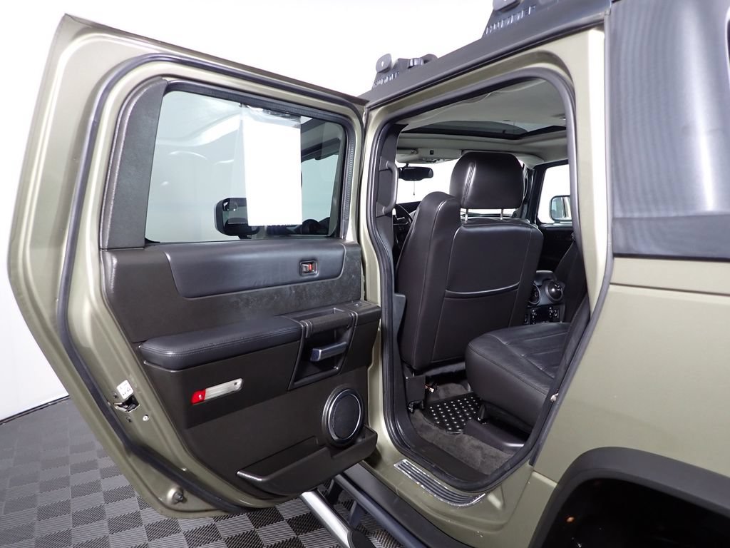 Used 2005 HUMMER H2 SUT w/ Preferred Equipment Group AWD/4WD image 33